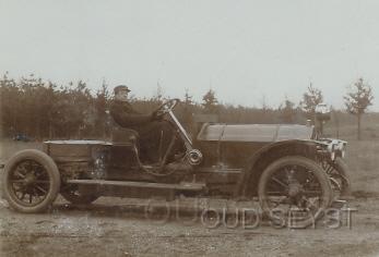 Benz 28.jpg - Firma Broederlet verkocht vanuit de 1e Dorpsstraat diverse oude auto's waaronder deze: Benz. Torpedo 30 pk. Eigenaar auto: Jhr.Mr. Rene Labouchere, (Het Slot Zeist) Foto is genomen in de omgeving van het Slot Zeist. Opname tussen 1910-20